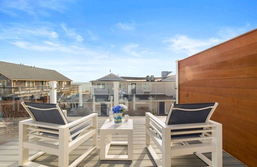 Falmouth Heights Apartment | Renovated 1 Queen Bed Suite w/Ocean Deck