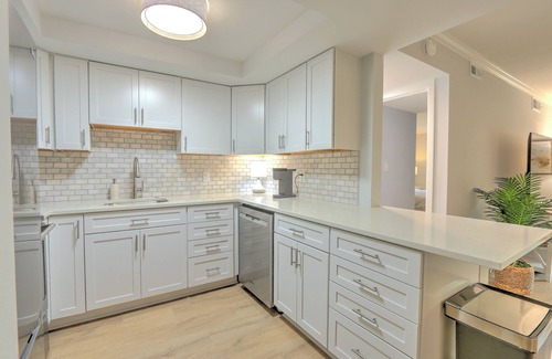South Beach Condo | Renovated 1BR Condo. Walk to Beach&Salty Dog, Sleeps 5. Bike, Golf, Pickleball!