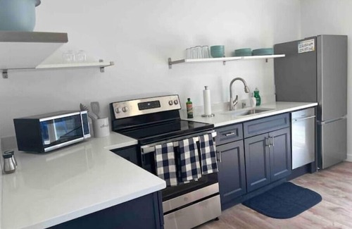 Bay View House | Renovated 2-bed flat w/patio in heart of Bay View