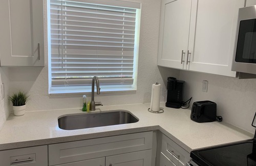 North Andrews Gardens Apartment | Renovated 2-bedroom/1 bath apartment Centrally located in Fort Lauderdale