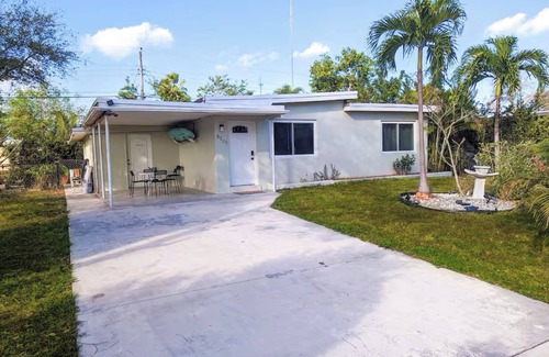 West Park House | Renovated 2-bedroom house in West Park with AC