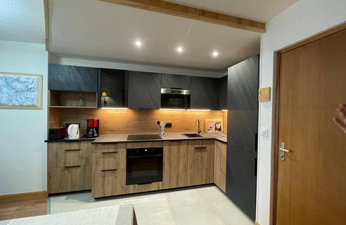 Val Claret Apartment | Renovated 2-room apartment at the foot of the slopes - Southwest exposure, balcony, pets OK