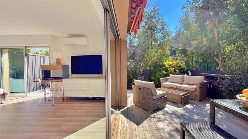 Theoule-sur-Mer Apartment | Renovated 2-room apartment near sea & shops