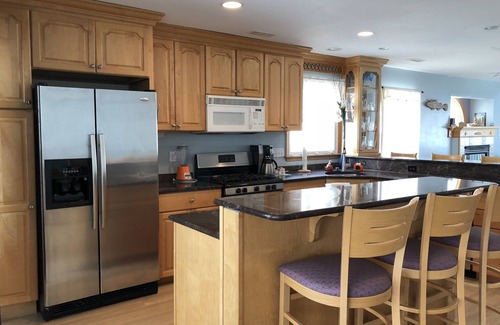 Sea Isle City House | Renovated 2025! 6BR-incl. loft, 2 master suite, deckHOT TUB, 4 houses from beach