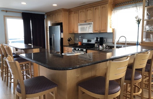Sea Isle City House | Renovated 2025! 6BR-incl. loft, 2 master suite, deckHOT TUB, 4 houses from beach
