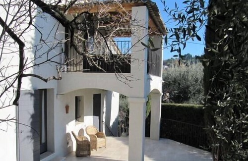 Les Baraques Villa | Renovated 3 bed Mougins villa with sea view - 250m from shops