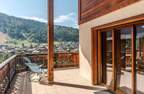 Morzine Apartment | Renovated 3 rooms with terrace, fireplace, pets allowed, parking, and wifi in Morzine
