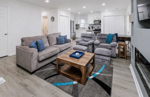 Charlotte House | Renovated 3BR - 1 Min to Music Factory - 2 Min to Uptown!