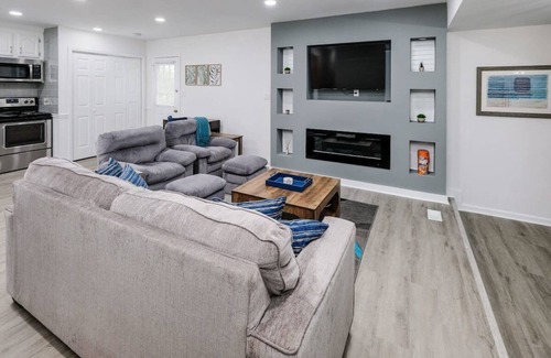 Charlotte House | Renovated 3BR - 1 Min to Music Factory - 2 Min to Uptown!