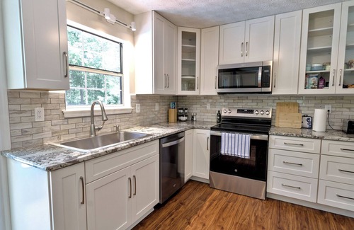 Cartersville House | Renovated 3BR Family Retreat at LakePoint - Firepit, Patio and a Ping Pong Table