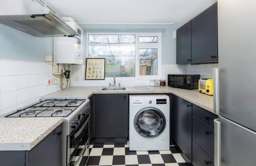 Stratford Condo | Renovated 3BR w/garden in Stratford, 1min to Train