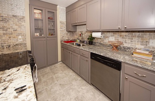 North Charleston House | Renovated 4 bd, 2 ba Centrally located, mins to downtown, JBC, Airport