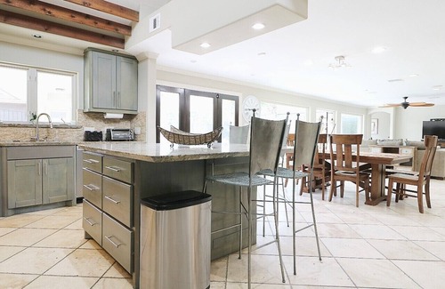 Houston House | Renovated 4 Bedroom 3.5 Bath with POOL Private Home Fully-furnished. MD Anderson