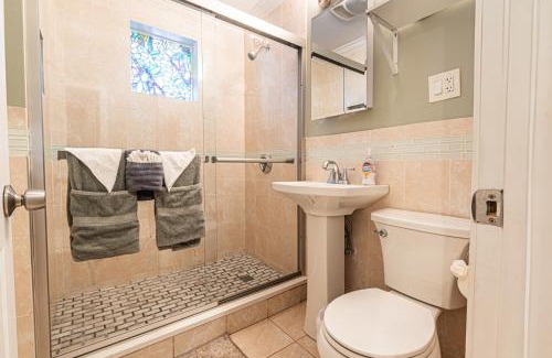Ashmont Apartment | Renovated 4BR3BA Escape - Near Public Transportation