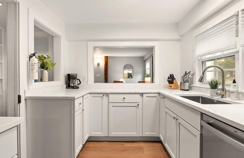 North Egremont House | Renovated 9-BR 1800s Inn 8-Min to Catamount