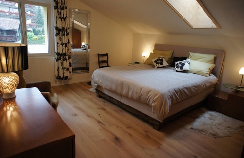 Klosters Platz Apartment | Renovated Apartment, 0.3km to Gondola & in Centre of Village