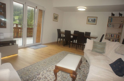 Klosters Platz Apartment | Renovated Apartment, 0.3km to Gondola & in Centre of Village