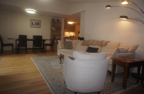Klosters Platz Apartment | Renovated Apartment, 0.3km to Gondola & in Centre of Village