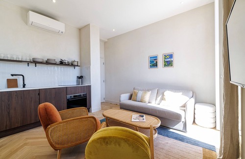 Lazaret Apartment | Renovated Apartment – Air-Conditioned – 2 En-Suite Bedrooms