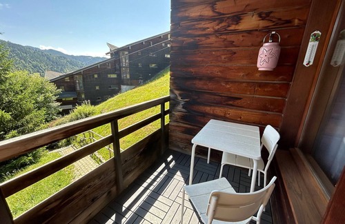 Les Gets Apartment | Renovated Apartment, Walking Distance to Slopes, South-West Balcony, Comfort Amenities
