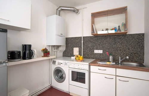 Mitte Apartment | Renovated apartment with new bathroom, separate kitchen and washing machine