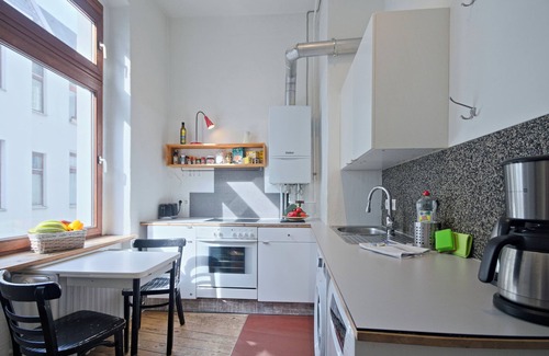 Mitte Apartment | Renovated apartment with tub, separate kitchen and washing machine