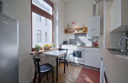 Mitte Apartment | Renovated apartment with tub, separate kitchen and washing machine