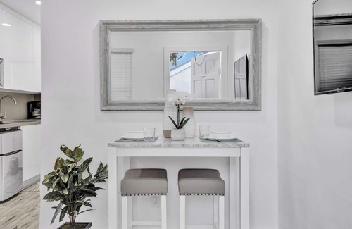 Hollywood Apartment | Renovated Apt -unit #3/Close to Beach w/Parking