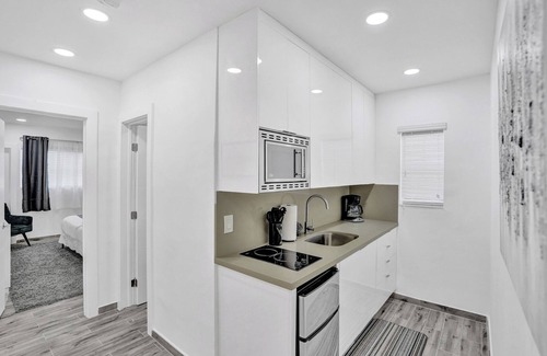 Hollywood Apartment | Renovated Apt -unit #3/Close to Beach w/Parking