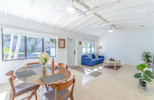 North Miami Apartment | Renovated Apts with Kitchen, Fast WiFi, Smart TV, Roku & Pool Onsite 4 mi to Surfside Beach