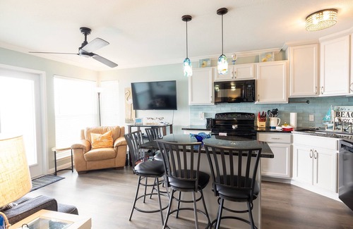 Galveston Condo | RENOVATED BEACHSIDE Condo-Elevator-Heated Pool-in unit Washer/Dryer