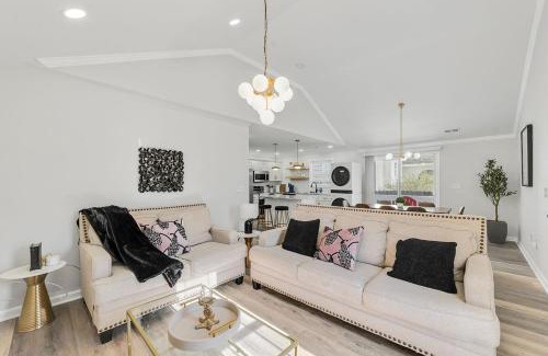 Downtown House | Renovated bungalow in DT Raleigh w firepit & king bed