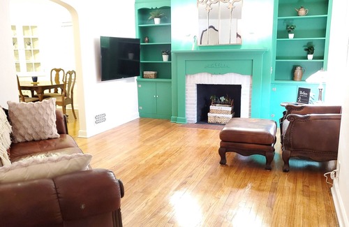 Madison House | 🪞 Renovated Cape Cod w/ King Bed ➕️ 🚲 trail proximity
