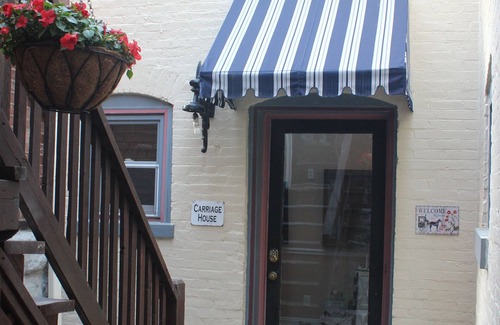 Lafayette Square House | Renovated Carriage house - 1 BR loft - Private