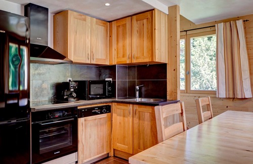 Le Praz Apartment | Renovated chalet, 3 bedrooms, 5 min to lifts, wood stove, parking, pet-friendly
