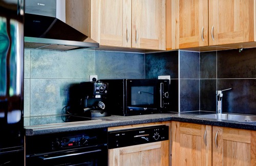 Le Praz Apartment | Renovated chalet, 3 bedrooms, 5 min to lifts, wood stove, parking, pet-friendly