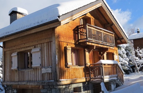 Le Praz Apartment | Renovated chalet, 3 bedrooms, 5 min to lifts, wood stove, parking, pet-friendly