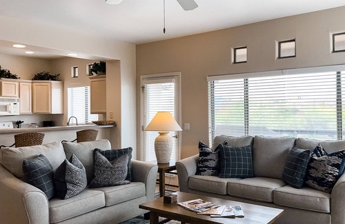 Rancho Vistoso Condo | Renovated condo with updated floors, pool, hot tub & mountain views