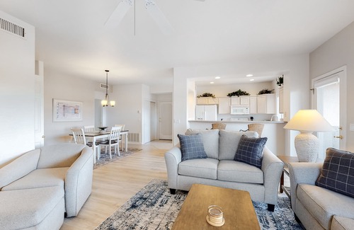 Rancho Vistoso Condo | Renovated condo with updated floors, pool, hot tub & mountain views