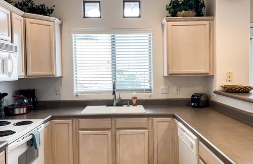 Rancho Vistoso Condo | Renovated condo with updated floors, pool, hot tub & mountain views