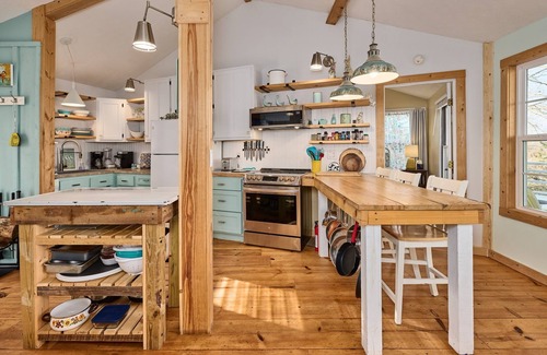 Byrdstown Cottage | Renovated Cottage! Overlooks Dale Hollow!