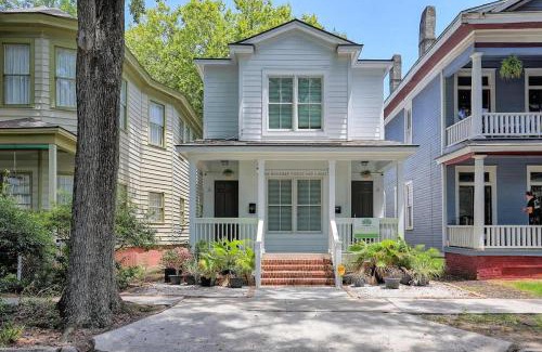 Dixon Park House | Renovated Dog Friendly Duplex Near Food & Fun Fully Fenced Yard and Private Parking