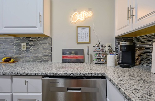 Cary House | Renovated, Family-Friendly 4BR Retreat in Quiet Cul-de-sac. USA Baseball!