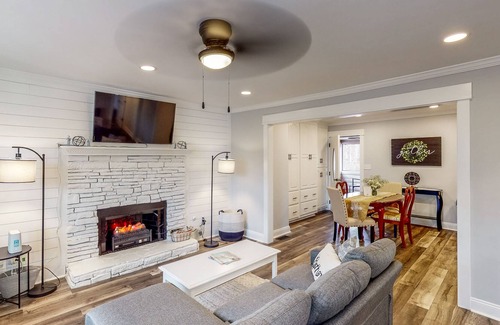 Dallas House | Renovated farmhouse estate with private vineyard & hot tub - dog-friendly