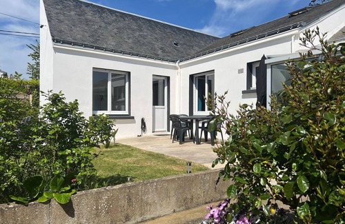 Locmiquelic House | Renovated Fisherman's House in Riantec with Garden and Veranda