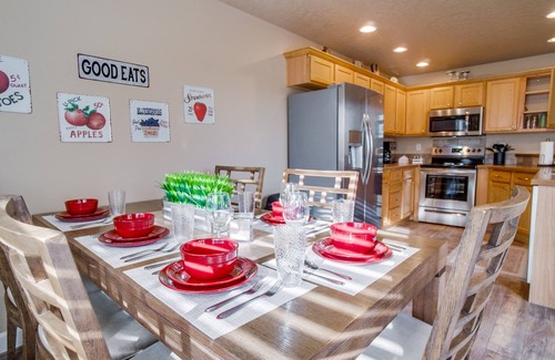 West Valley House | Renovated~Great Location~Pets Welcome~Fast WIFI