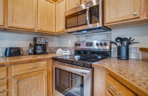 West Valley House | Renovated~Great Location~Pets Welcome~Fast WIFI