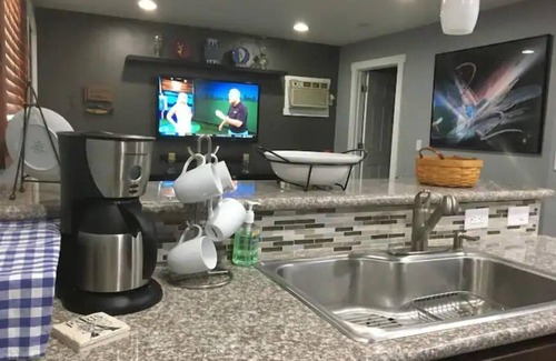 East Central Apartment | Renovated Guest House with Private Entrance and Parking – Perfectly Located!