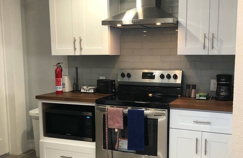 Government Hill House | Renovated historic home centrally located to Pearl and Downtown