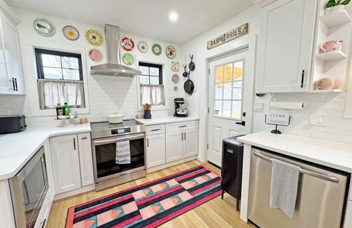 Woodstock House | Renovated home seconds from town